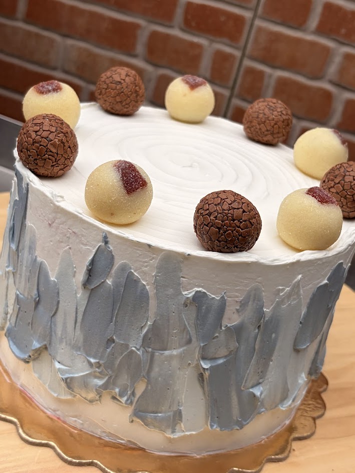 Bolo com brigadeiros